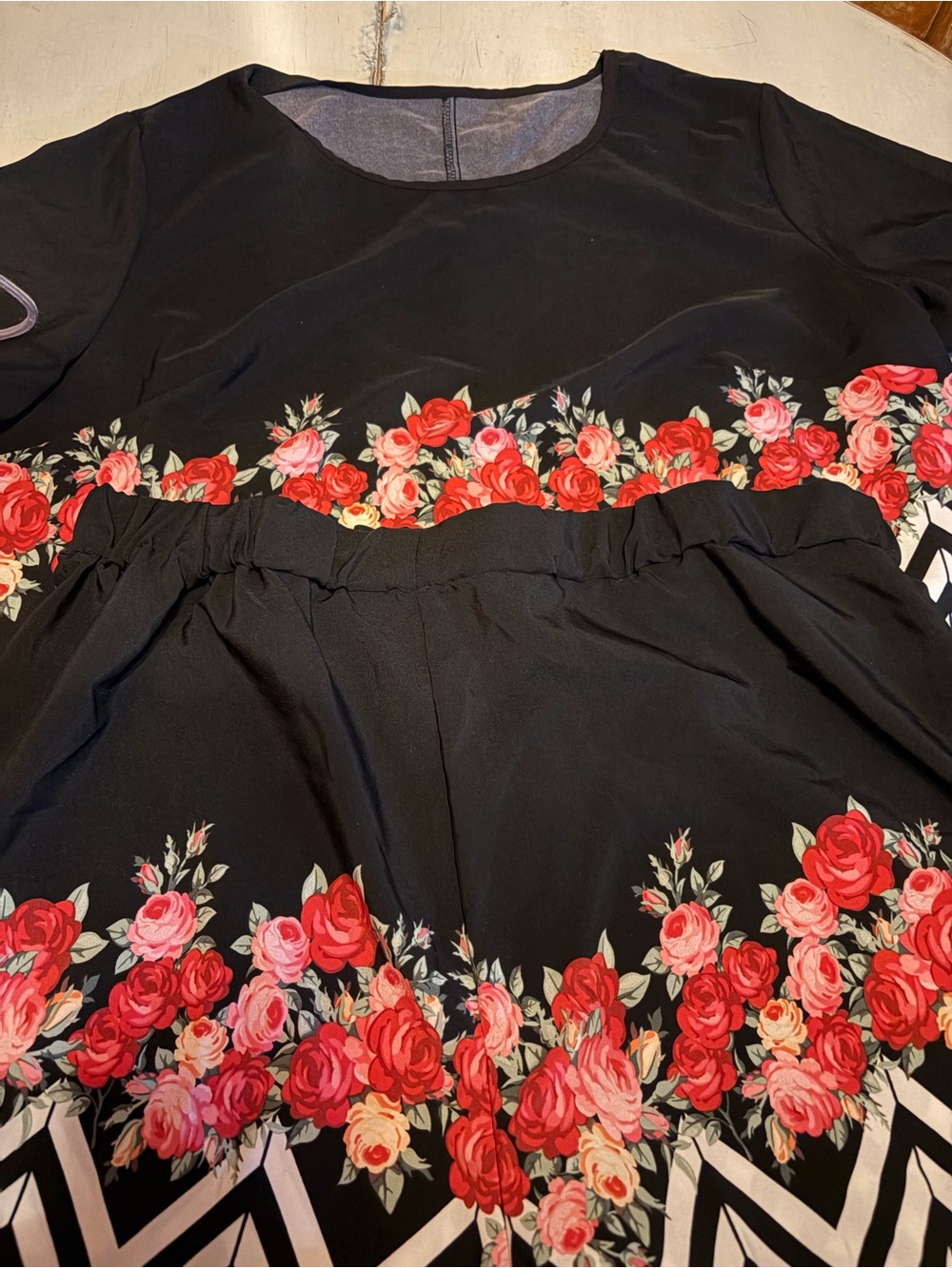 SHEIN Black Tunic with Red & Pink Rose Border
Short set top and shorts Sz 2xl
